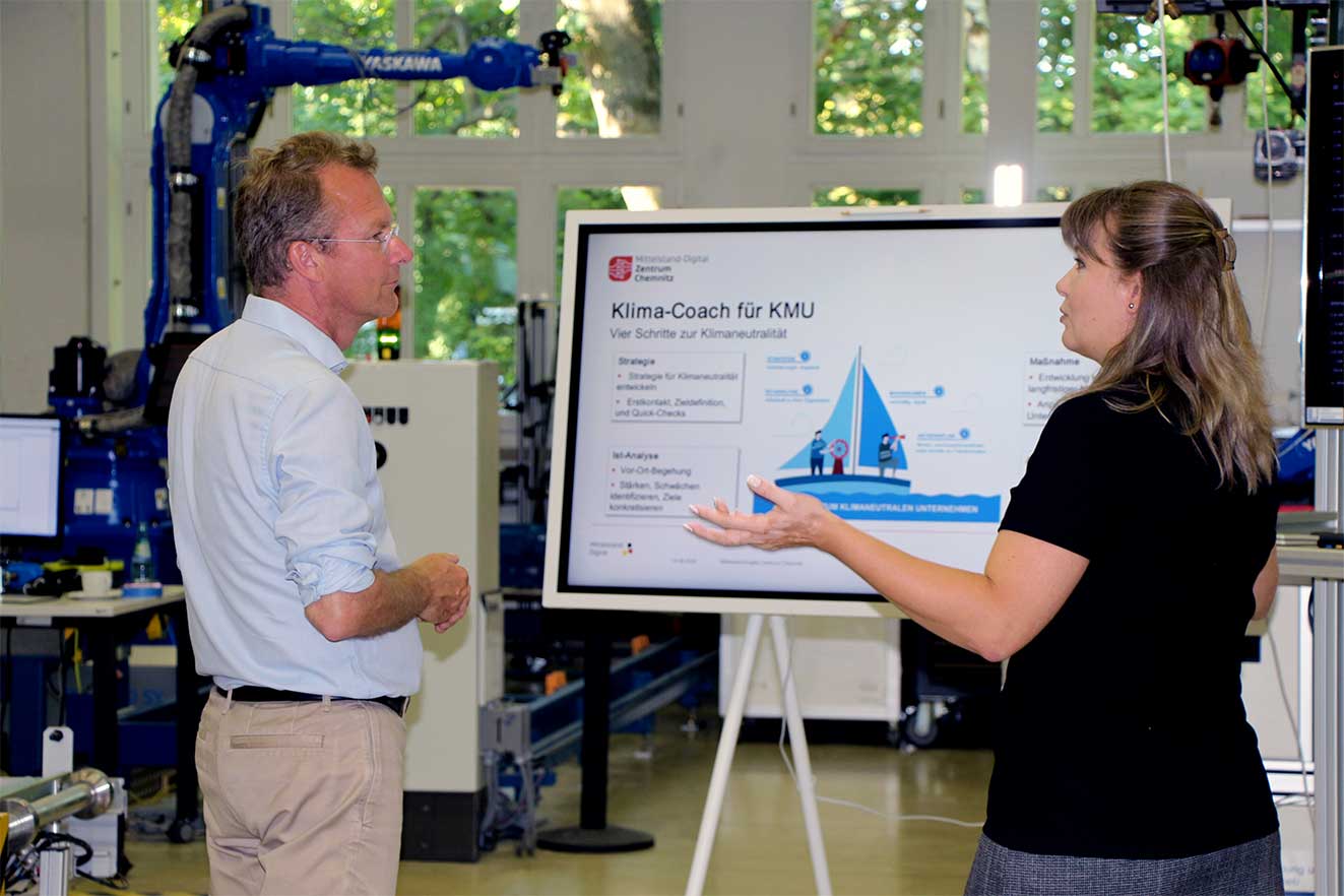 Eine Mitarbeiterin der Professur Fabrikplanung und Intralogistik erlutert eine Modellanwendung in der Experimentier- und Digitalfabrik der TU Chemnitz